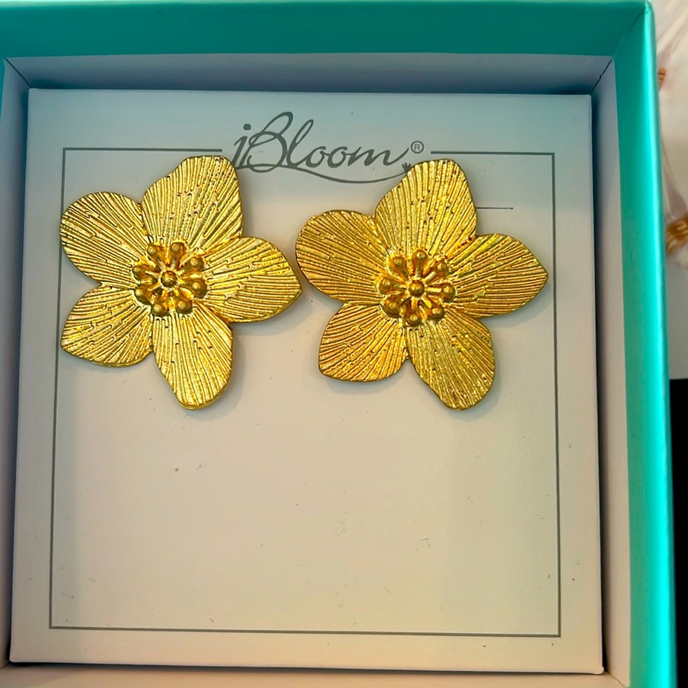 Addie Earrings Gold Beautiful Gold Flowers!